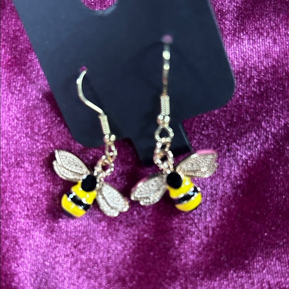Jewelry - Nwot bumble Bee Dangle Earrings with Yellow and Black Accents